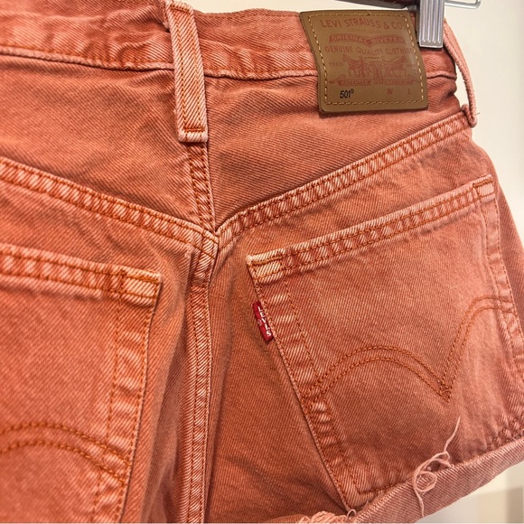 Levi's 501 high waisted button-fly shorts in baked clay, pink size 24 waist - Picture 2 of 8